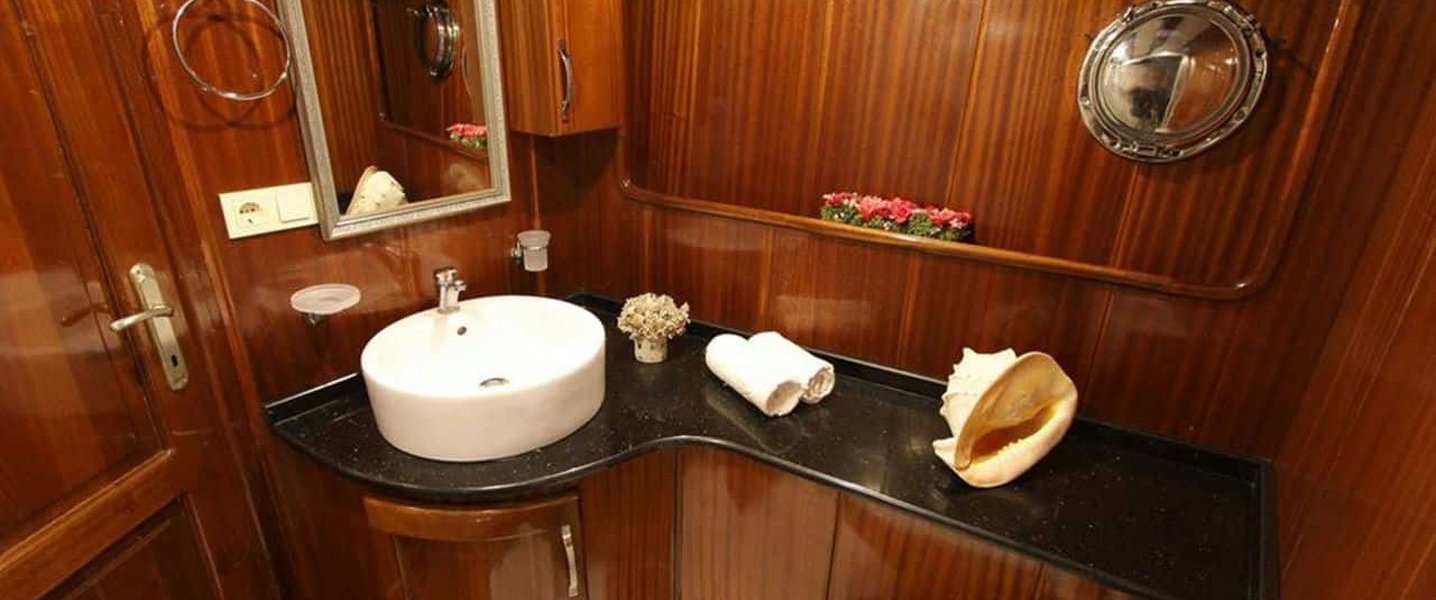 alt_prefix Queen Lila 