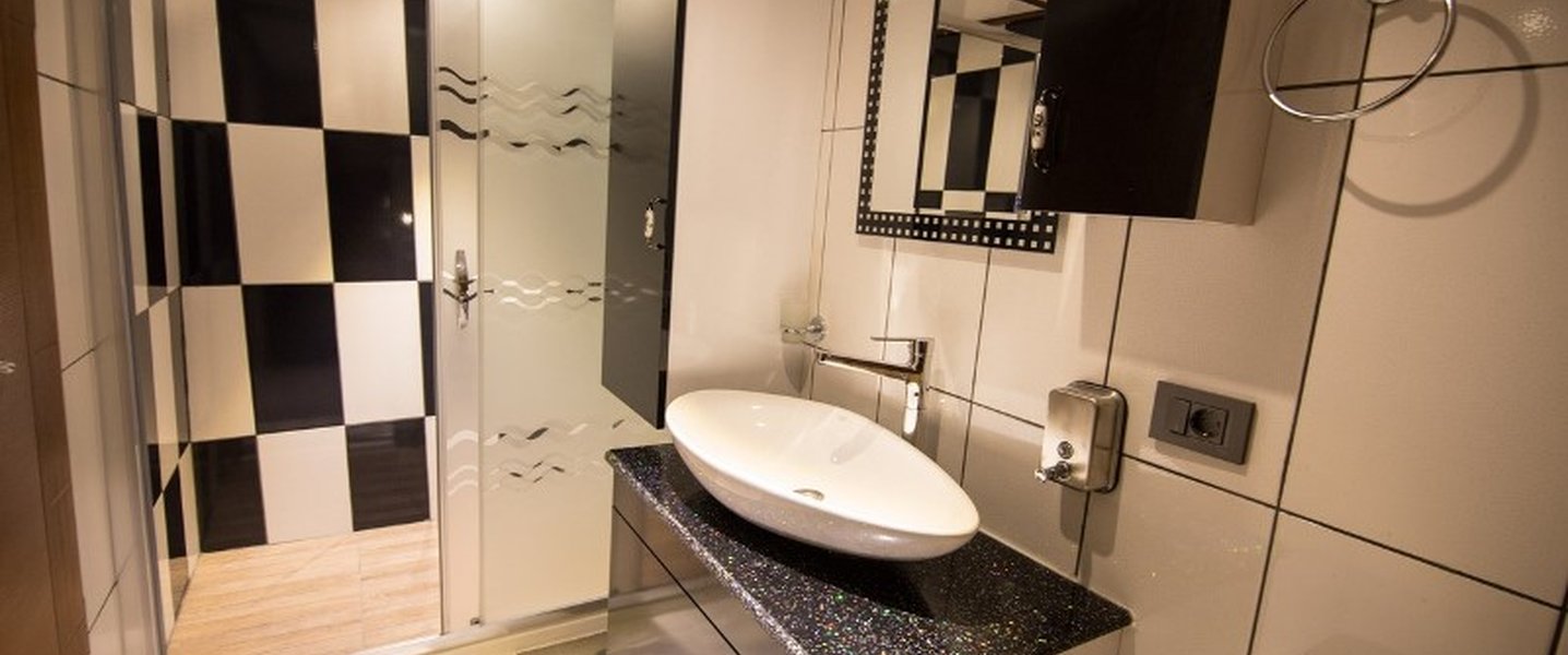 alt_prefix Nevra Queen 