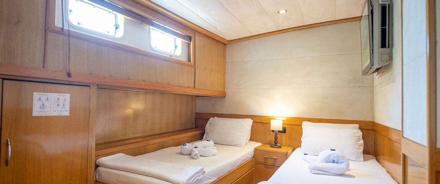 alt_prefix Cemre Mila 